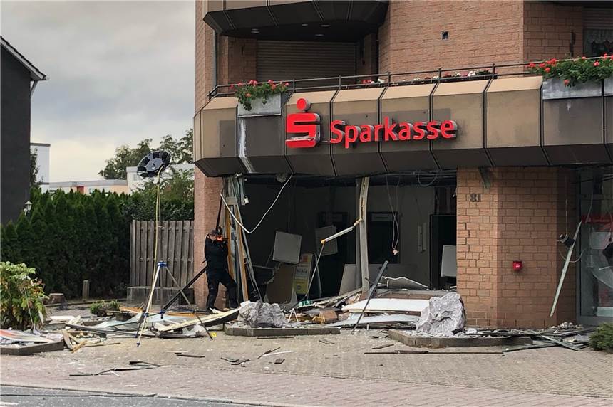 Geldautomat in Rünthe gesprengt – keine Beute, aber riesiger Schaden Das Gebäude der Sparkasse in Rünthe wurde durch die Sprengung des Geldautomaten völlig zerstört.