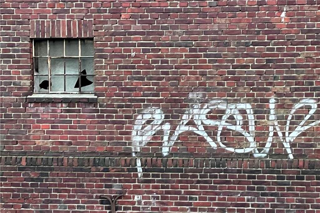 Das kaputte Fenster des Gebäudes in der Grundstücksmitte.