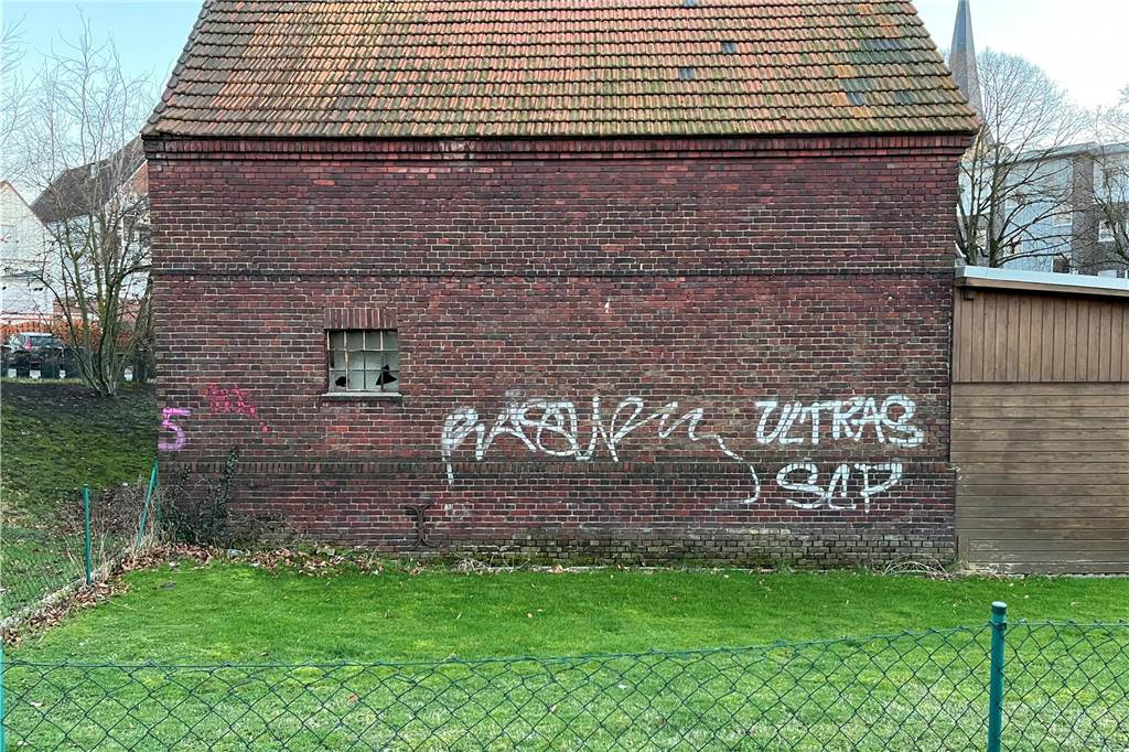 Bürger sollen bei Planungen für Hühnerhof mitwirken - auch per Smartphone Dieses verfallene Gebäude in der Grundstücksmitte wird voraussichtlich samt Stallungen abgerissen.