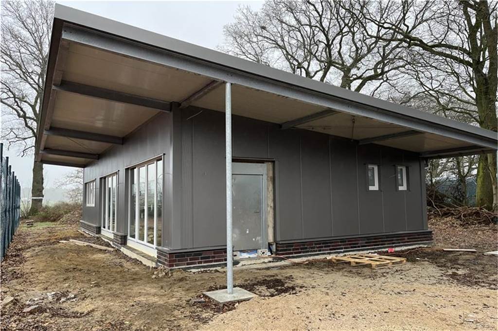 Bau des Vereinsheims: TSV und Eintracht packen zusammen an Das Gebäude ist mit dem Einbau der Fenster dicht. Die Bautür soll bald ausgetauscht werden.