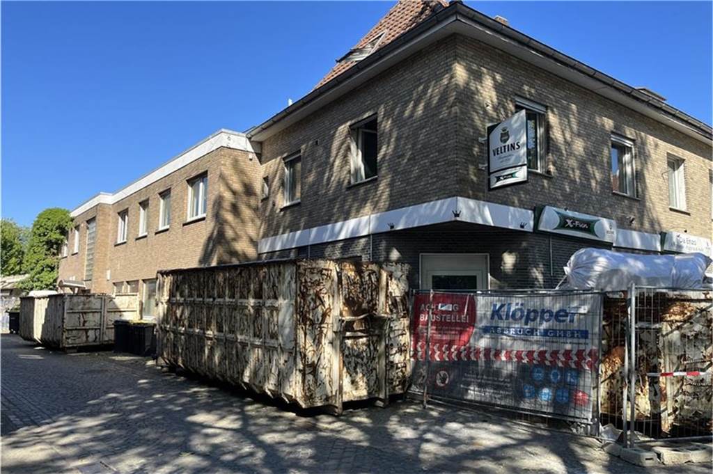 Das Gebäude mit der ehemaligen Pizzeria wird derzeit entkernt.