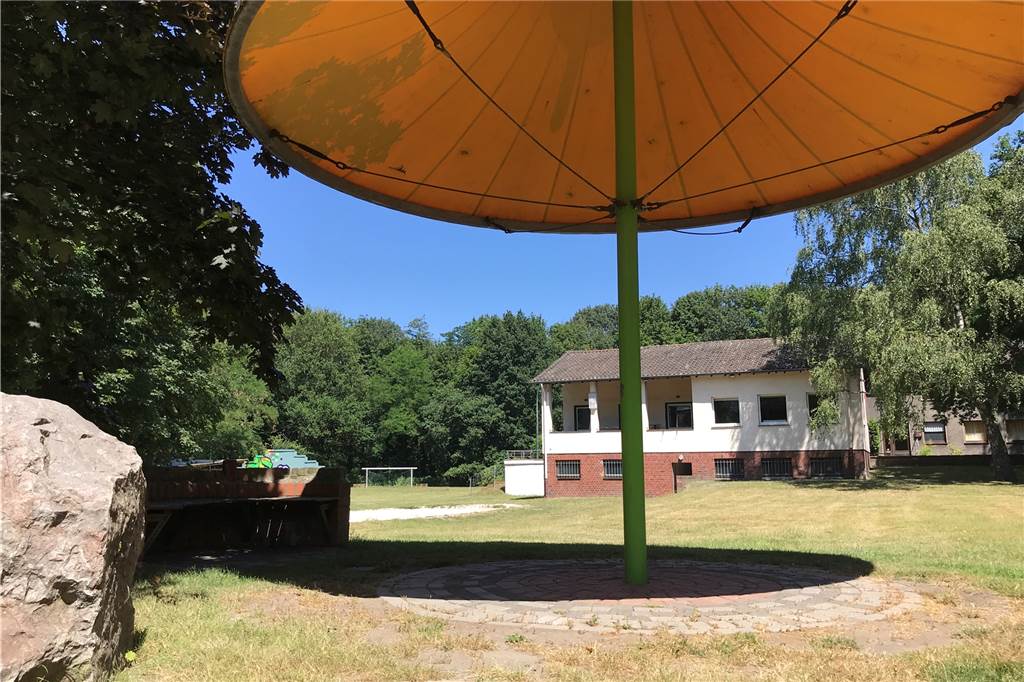 Frank Ronge über den Abschied von Christophorusheim, Waldbühne und Petrikirche Das Gebäude steht auf einem weiten Festivalgelände. Ein Investor soll Interesse haben, hier etwas anderes zu verwirklichen. Die Kita, kürzlich erst saniert, wird aber ihren Platz behalten.