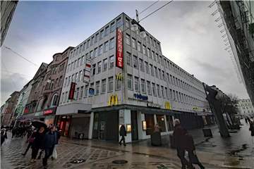 Das Gebäude Westenhelllweg 66-68, in dessen Erdgeschoss McDonald's Burger brät, ist in öffentlicher Hand