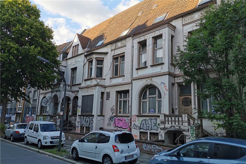 Top-Lage nahe Möllerbrücke: Warum vergammelt dieses Haus so sehr? Das Gebäude wird laut Aussage des Klinikum-Sprechers seit etwa acht Jahren nicht mehr genutzt.