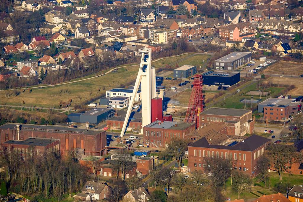 Zwangsversteigerung in Herten: Wohnung kommt unter den Hammer Das Luftbild zeigt den Hertener Ortsteil Langenbochum samt der Zeche Schlägel und Eisen mit den Fördertürmen.