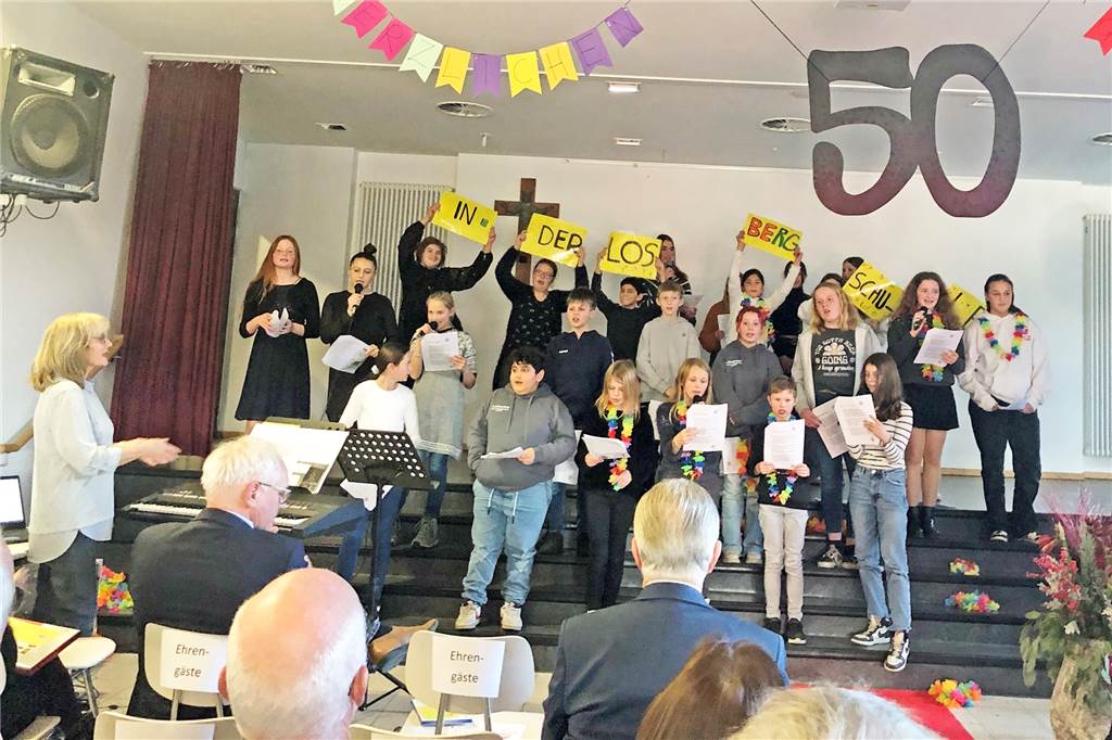 Jubiläum Losbergschule: Oma Hannelore ist Enkelin Marie 50 Jahre voraus Das Geburtstagsständchen brachte der Projektchor unter der Leitung von Gudula Hardt.