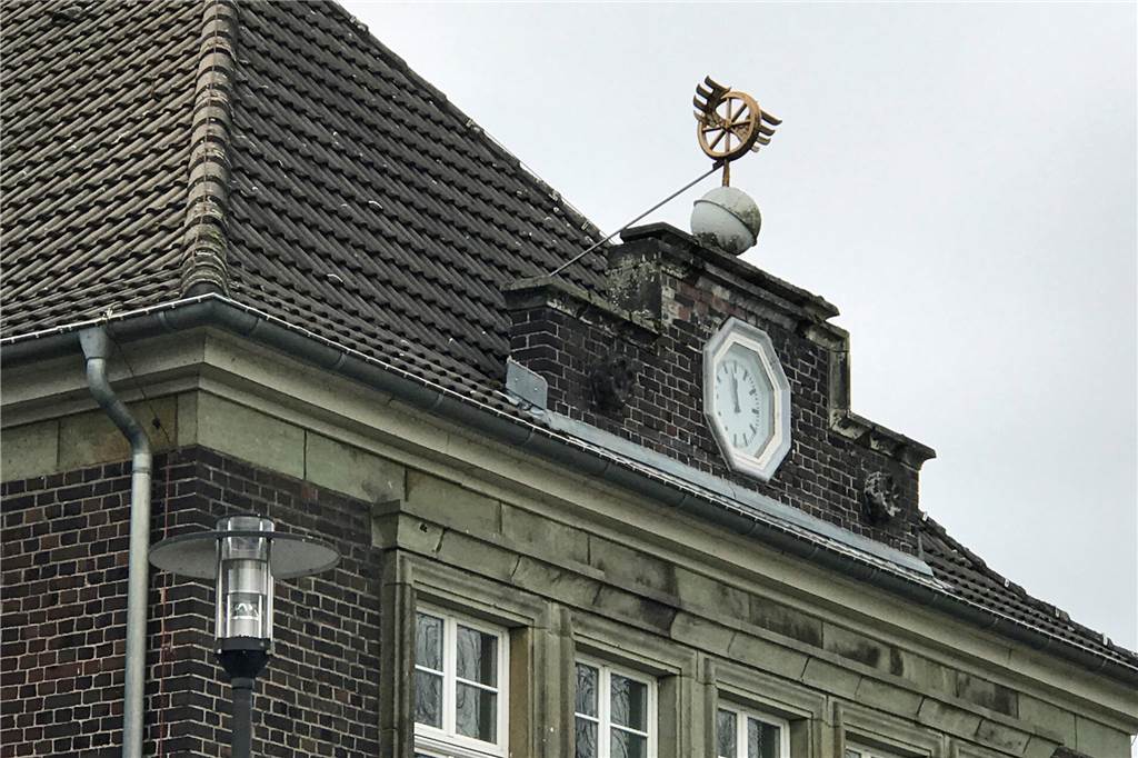 Bahnhof in Werne: Warten auf das zweite Gleis nimmt rekordverdächtige Züge an Das geflügelte Eisenbahnrad auf dem Bahnhofsdach wurde bereits 1928 angebracht - und nach der Restaurierung im Jahr 2002 gestohlen. Zum Glück tauchte es kurze Zeit später wieder auf.