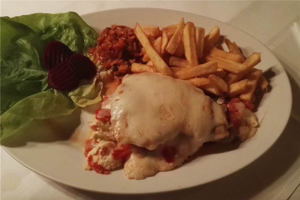 Im gastfreundlichen Akropolis stimmen das Essen und der Service Das gefüllte Hähnchenfilet