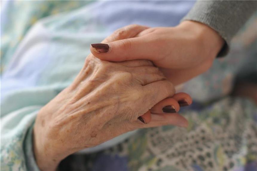 Pflegepersonal verdient unterdurchschnittlich Das Gehalt in Pflegeberufen liegt klar unter dem mittleren Einkommen aller Beschäftigten in Deutschland. Foto: Patrick Pleul