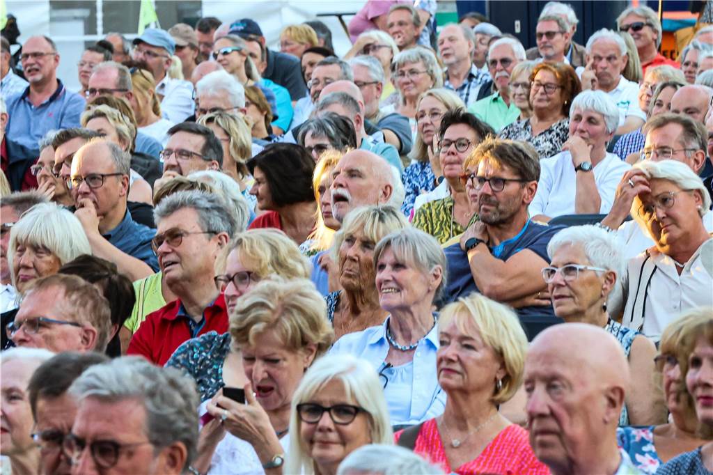 Das "Geierabend"-Ensemble unterhielt mit einem Best Of-Programm mehrere Hunderte Besucherinnen und Besucher auf dem Friedensplatz. 