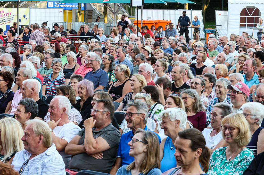 Das "Geierabend"-Ensemble unterhielt mit einem Best Of-Programm mehrere Hunderte Besucherinnen und Besucher auf dem Friedensplatz. 