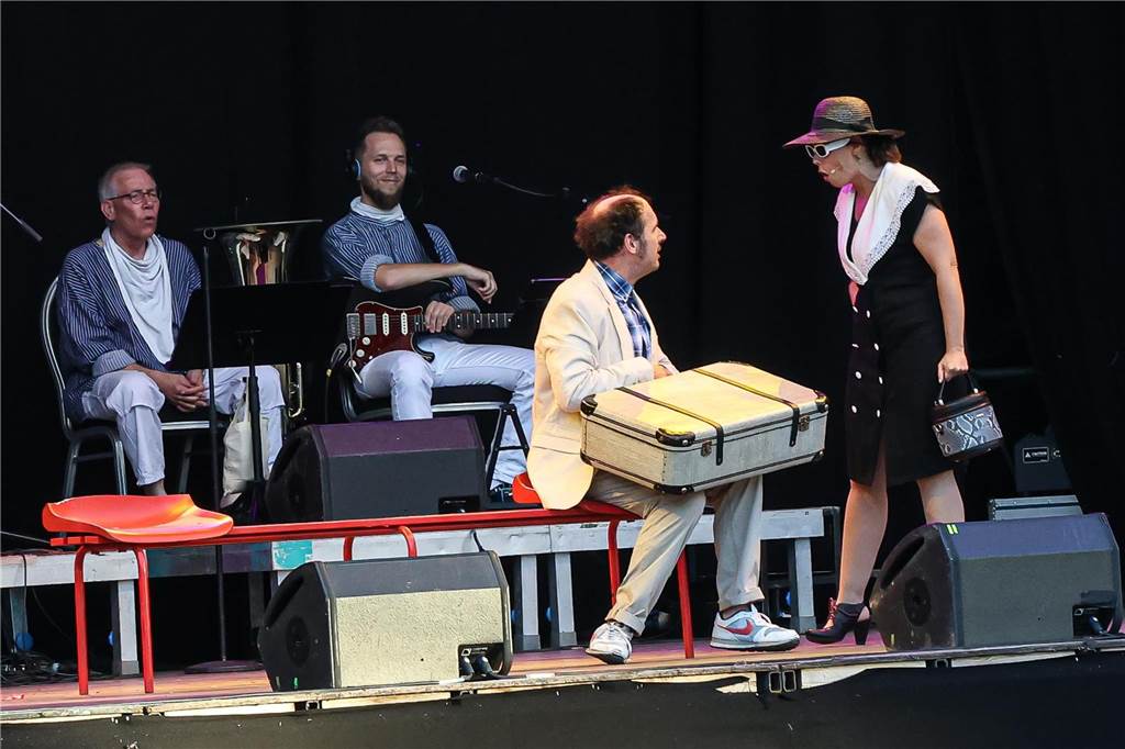Das "Geierabend"-Ensemble unterhielt mit einem Best Of-Programm mehrere Hunderte Besucherinnen und Besucher auf dem Friedensplatz. 