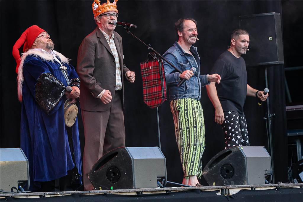 Aus seiner Tuba fliegt Konfetti: Matthias Dornhege ist Teil der Geierabend-DNA Das Geierabend-Team auf der Bühne während einer Open-Air-Veranstaltung