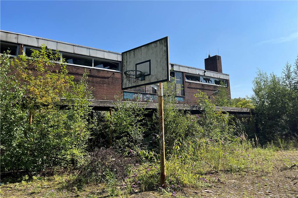Flüchtlingswohnungen und Kita in alter Hauptschule Wethmar Das Gelände der alten Hauptschule ist zugewuchert und verlassen. Die Basketballkörbe stehen noch.