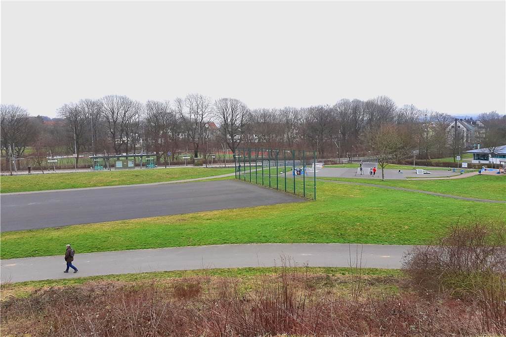 Skaten, biken und ein Parkour mit Aussicht: Anpfiff für Sportpark-Projekt Das Gelände neben dem Hallenbad wird auch schon jetzt von Bikern und Skatern genutzt. Das Angebot ist allerdings in die Jahre gekommen.