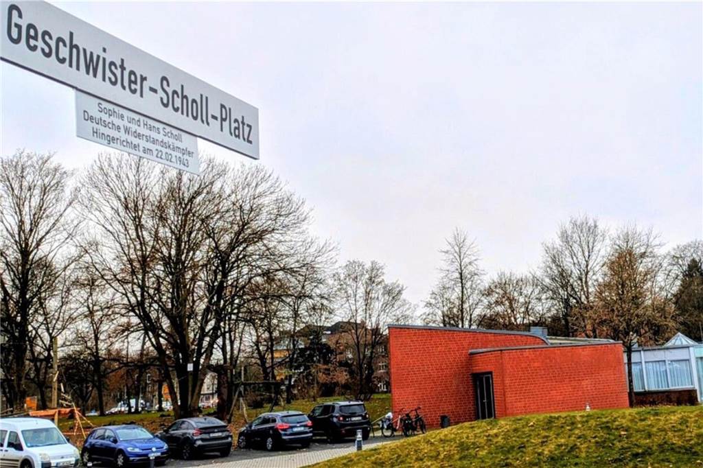 Wegen Rolle in NS-Zeit: Diskussion in Dorsten um „Gerhart-Hauptmann-Straße“ Das Gelände vor dem Treffpunkt Altstadt wurde kürzlich zum Geschwister-Scholl-Platz.