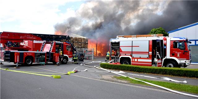 Lagerhalle stürzt bei Großbrand ein, Feuerwehrmann verletzt (mit Video)