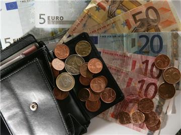 Das Geldvermögen in Deutschland ist auf einen neuen Höchststand geklettert. Auch die Arbeitnehmer haben mehr im Portemonnaie. Foto: Jens Büttner