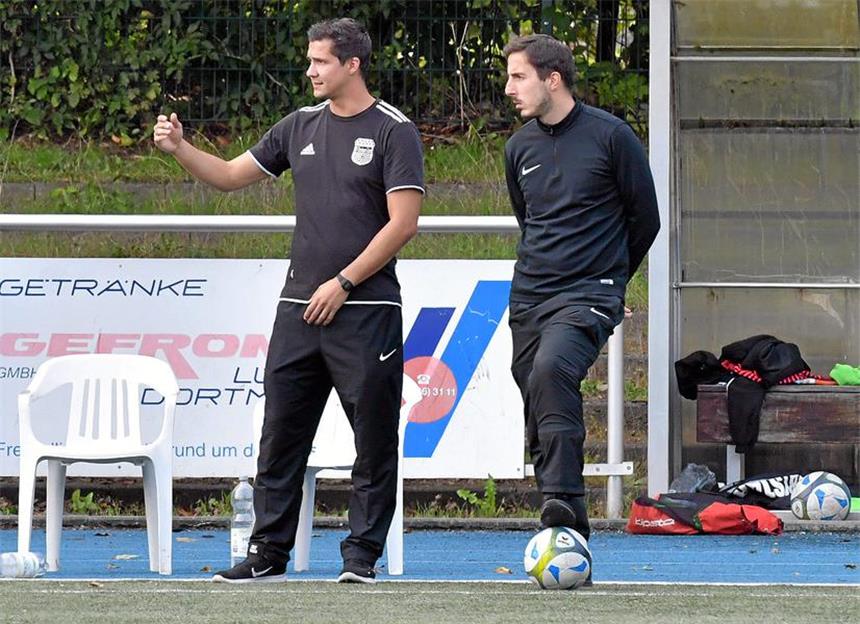 Brambauer im Verfolgerduell – Die Vorschau Das gemeinsame Coaching vom Seitenrand hat bald ein Ende. Trainer Jascha Keller (l.) hat künftig nicht mehr Dennis Köse an seiner Seite, der Sechser kehrt nach seiner Knieverletzung zurück auf den Platz.