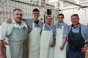 Das Gemeinschaftsgefühl und den Teamgeist in einem familiengeführten Handwerksbetrieb hat der Heeker Andreas Schabbing (2. v. l.) bei seiner Ausbildung sehr geschätzt. Im Bild (v. l.) Franz Mietzner, Hans Laschke, Azubi Christoph Laukamp und Fleischermeister Christoph Laschke. 