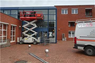 Das Gemeinschaftshaus Wulfen am Wulfener Markt wird in Teilen saniert. Zu Beginn der Arbeiten wurden blinde Fenster gegen neue ausgetauscht.