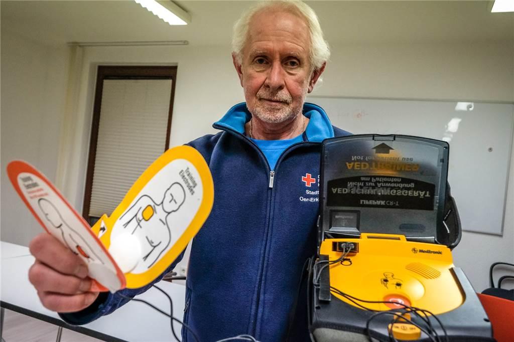 Rettungsassistent Ralf Farwick warnt: „Es gibt nicht genug Ersthelfer“ Das Gerät kann Leben retten: Ralf Farwick, Erste-Hilfe-Beauftragter des Deutschen Roten Kreuzes, präsentiert einen Defibrillator. Die Schulung gehört längst zum festen Bestandteil der Kurse.