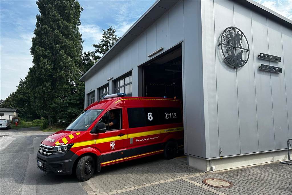 Großflächiger Stromausfall in Dorsten: Zahlreiche Störungen in der Stadtmitte Ein Feuerwehrfahrzeug fährt aus dem Gerätehaus.