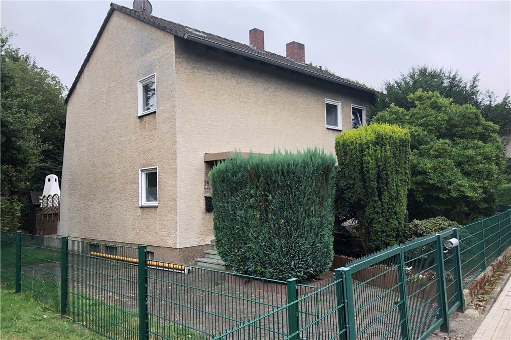Video-Besichtigung: Haus mit Charme der 70er-Jahre und einigen Mängeln Das geräumige und freistehende Einfamilienhaus wurde 1970 gebaut, bietet 115 Quadratmeter Wohnfläche und liegt in einer ruhigen Wohnsiedlung in Dortmund-Wickede.