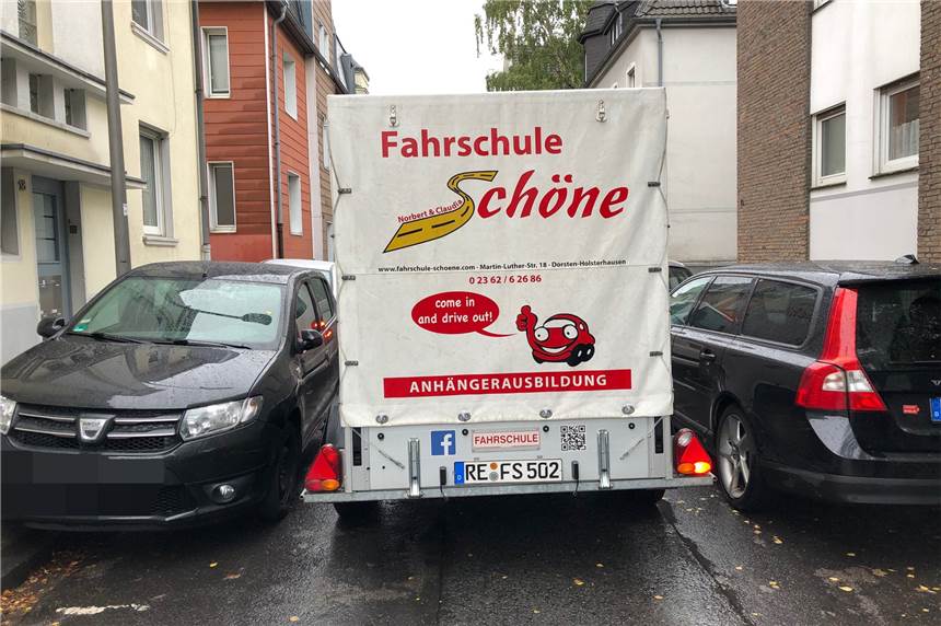 Krasse Parkplatz-Not im Gerichtsviertel - So reagiert die Stadt auf zugeparkte Straßen Das Gerichtsviertel, hier die Katharinenstraße zwischen Alter Postweg und Agathastraße, ist vollständig zugeparkt. Schön fahren lernen, noch dazu mit einem Anhänger, ist eine Kunst.