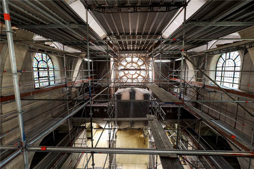 Umbau: So sieht es in St. Johannes in Kirchhellen aus Das Gerüst hilft den Handwerkern beim Verputzen.