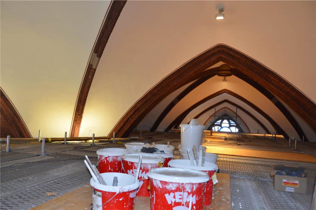 Renovierung der Sixtus-Kirche dauert länger: 300 Schwämme gegen den Ruß Farbeimer auf dem Gerüst