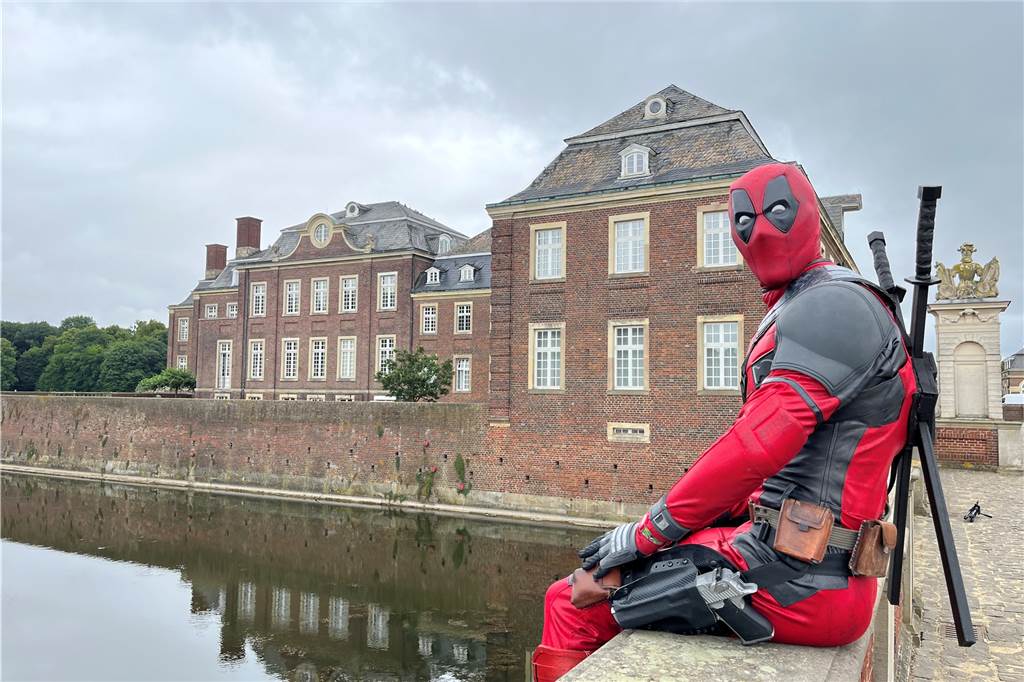 Lüner Hochzeitscrasher: Deadpool übernimmt Shooting am Schloss Nordkirchen Das gesamte Deadpool-Kostüm kostet circa 2700 Euro. Alexander Ruscher zahlt diesen Preis gern, um so authentisch wie möglich rüberzukommen.