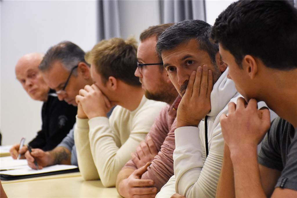 „Ich habe nicht ohne Grund zugehauen“: Strafen nach Schlägerei bei Pokalfinale stehen fest Das gesamte Schiedsrichterteam wurde ebenfalls angehört.