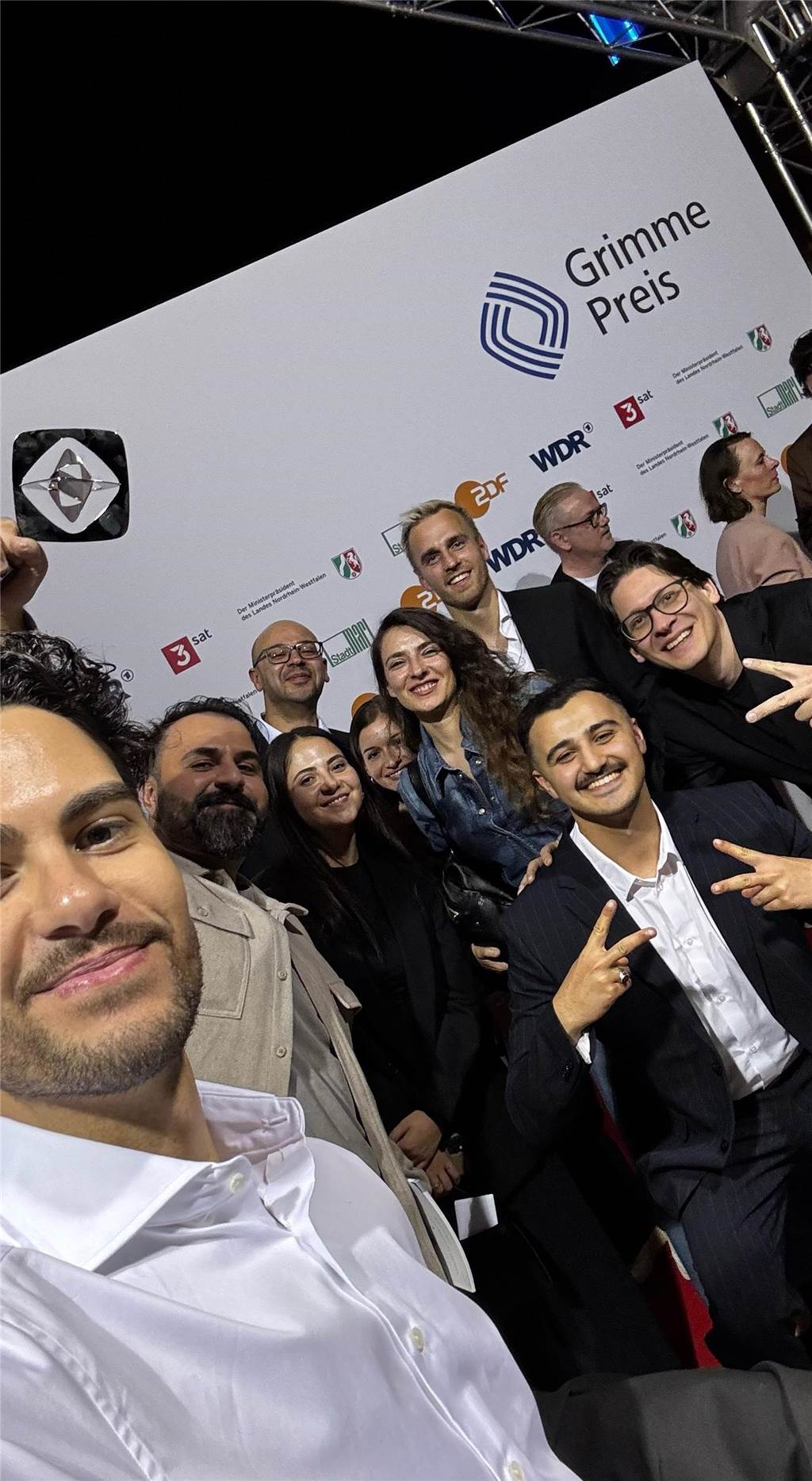 Das gesamte Team hinter der Serie "Uncivilised" feiert die Auszeichnung mit dem Grimme-Preis.