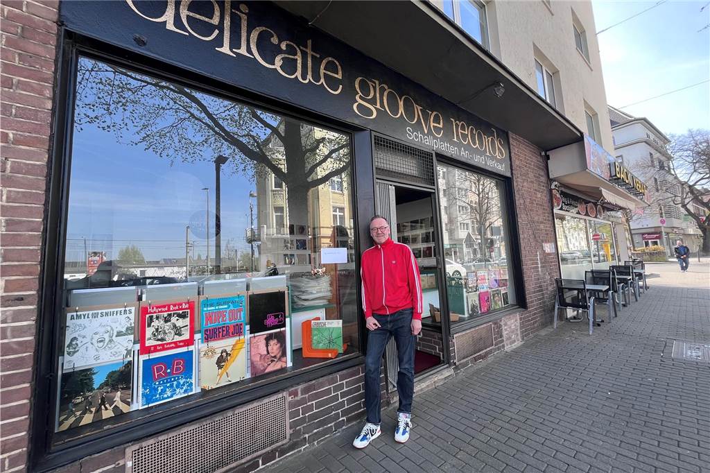 Neuer Plattenladen eröffnet in Dortmund: „Ich kann nicht ohne Musik“ Martin Schüttler vor seinem Geschäft am oberen Teil der Kaiserstraße in der östlichen Innenstadt. von Dortmund.