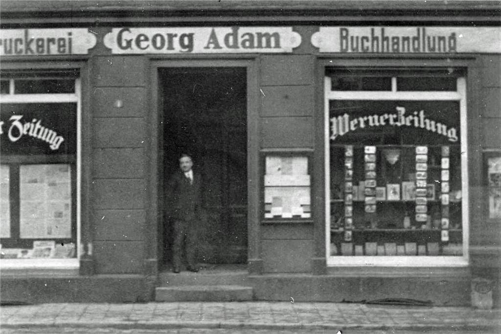 Adam Schreiben und Schenken schließt: Räumungsverkauf bis 30. Dezember Das Geschäft an der Bonenstraße um 1930 von außen.