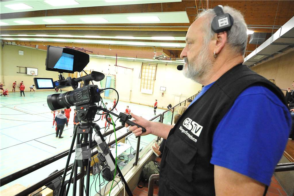 Live-Übertragung: Castrop-Rauxels Fußballer fühlen sich in der WBG-Sporthalle wie Profis Das Geschehen auf dem Platz wurde von den Kameras auf der Tribüne begleitet. Hinter der Kamera standen die Mitglieder von CAS-TV, wie hier Harry Schmidt.