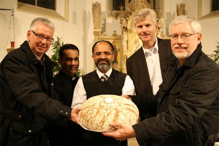 "Fast wie in Indien" - Herbern hat einen neuen Pfarrer Das Geschenk zum Einzug für Pfarrer Joseph (M.): ein Laib Brot mit Salz.