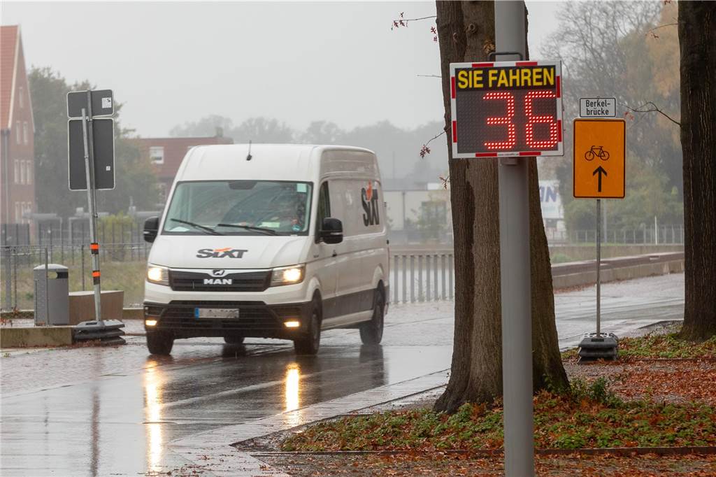Mehr Schleichverkehr durch Brückensperrung: Stadt Stadtlohn beobachtet und reagiert Geschwindigkeitsanzeigegerät an einer Straße
