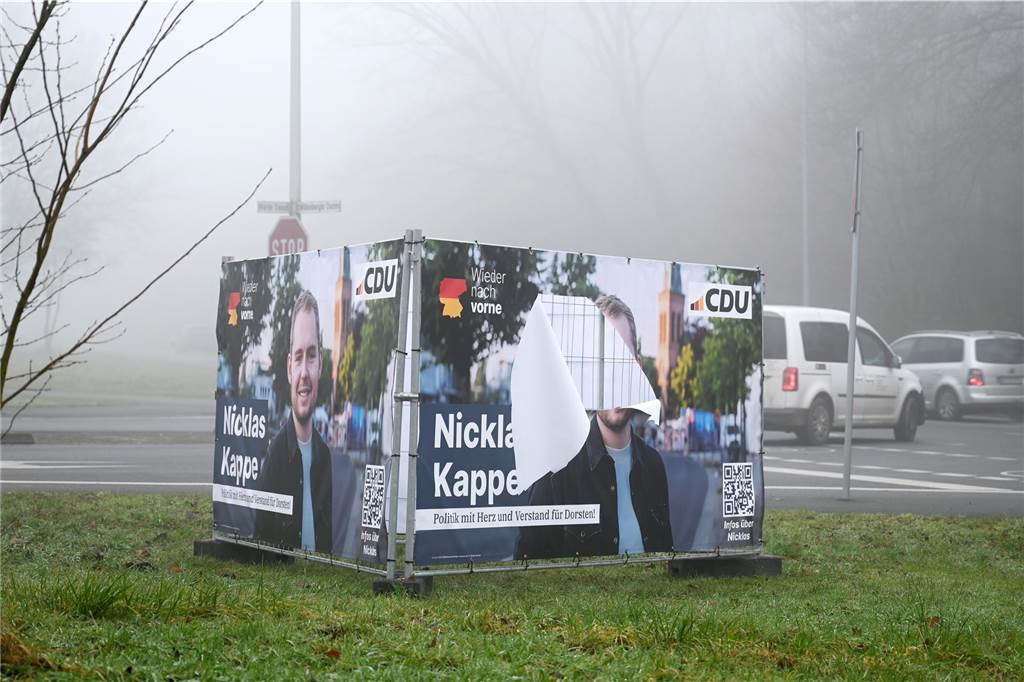 Das Gesicht des CDU-Kandidaten Nicklas Kappe wurde aus einem Plakat am Wittenberger Damm in Barkenberg herausgeschnitten.