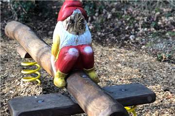 Das Gesicht dieses Zwerges auf dem Waldspielplatz in Flaesheim wurde völlig verunstaltet.