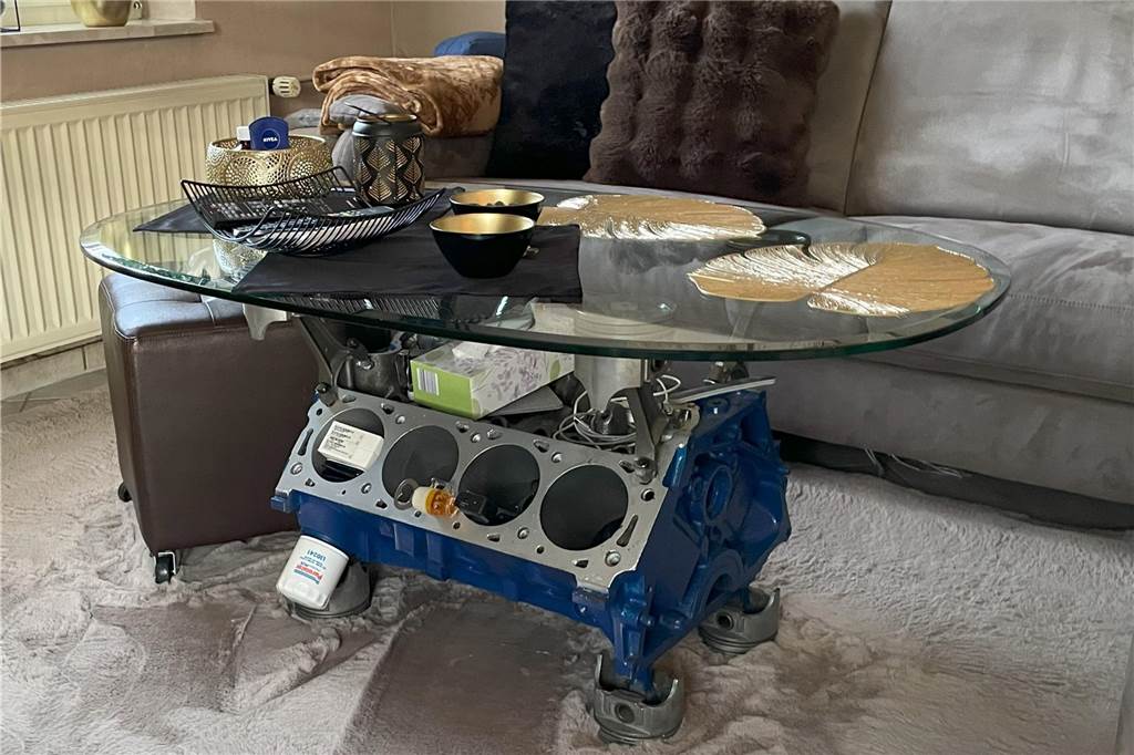 Das Gestell des Wohnzimmertisches von Erwin Feldkamp: ein V8-Motorblock.