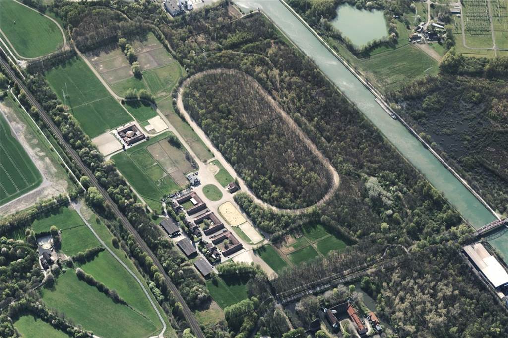 Das Gestüt Forstwald in Bladenhorst: Die Trabrennbahn, die Reitbahn durch den Wald und entlang des Rhein-Herne-Kanals, dazu mehrere Stätte, Paddocks, Weiden und Auslaufflächen sowie 20 Wohnungen - es ist die größte Reitanlage der Region.