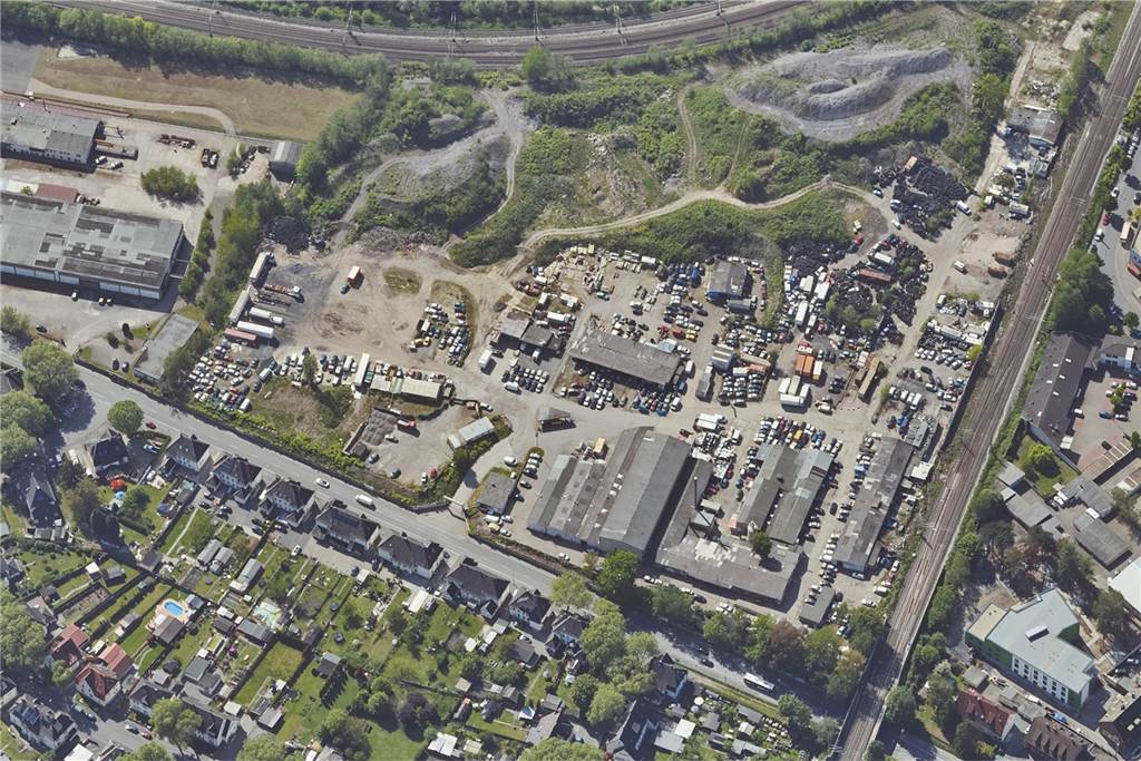 Tuner, Pinkler, Schlafgäste: Anwohner beklagen quasi rechtsfreien Raum Das Gewerbeareal der ehemaligen Baufirma Nickel und Eggeling liegt zwischen der Dönnstraße (u.), der Köln-Mindener-Eisenbahnlinie (r.) und den Bahngleisen der S-Bahn (o.).