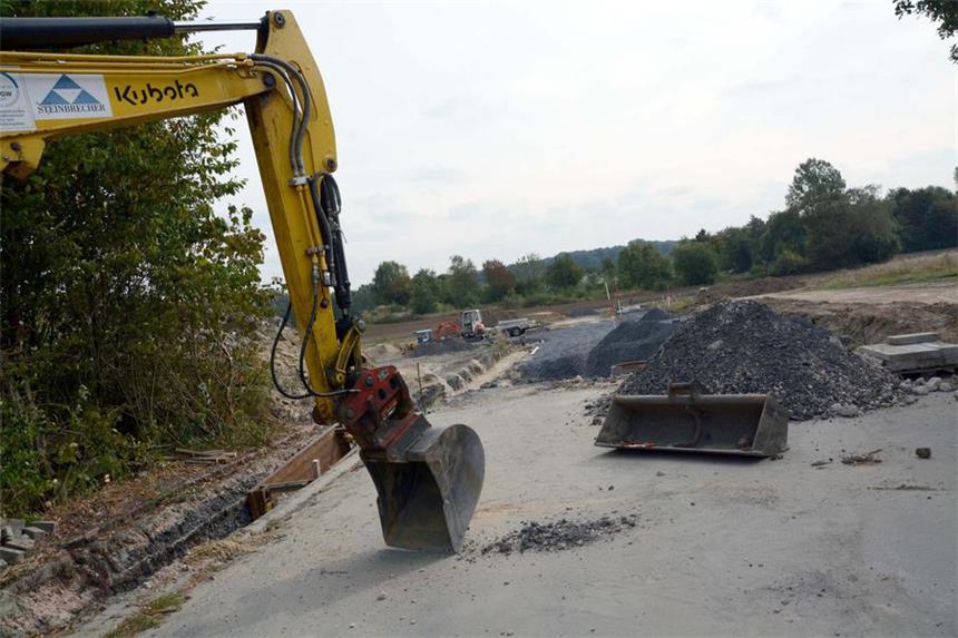 Raiffeisenstraße: Vier Unternehmen siedeln sich an Das Gewerbegebiet an der Wilhelm-Raiffeisenstraße in Südkirchen wird erweitert. Zurzeit laufen die Erschließungsarbeiten. Mitte Oktober soll die Erschließung abgeschlossen sein.