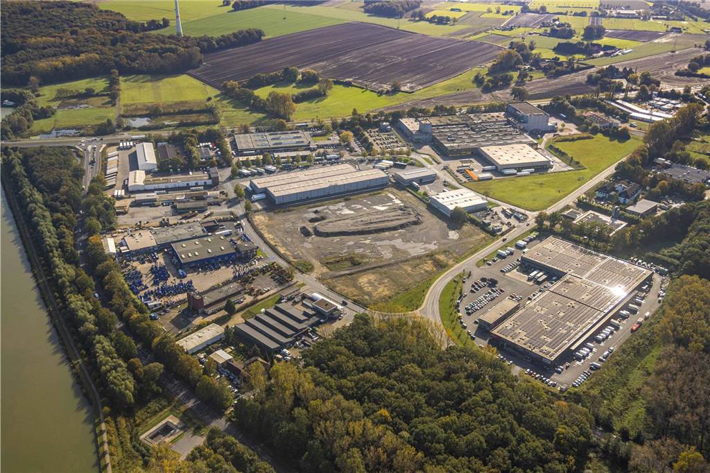 Das Gewerbegebiet und die Brachfläche an der Wethmarheide. Eine der großen Lagerhallen steht seit mehreren Jahren leer. Dort hat Lidl große Pläne und will das bestehende Kühlendlager erweitern und von dort aus umliegende Logistikzentren beliefern.