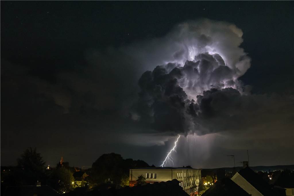 Dr. Wolfgang Strickling fotografiert beeindruckende Naturereignisse in Haltern Das Gewitter über Haltern hat Dr. Wolfgang Strickling von seinem Dach aus fotografiert.