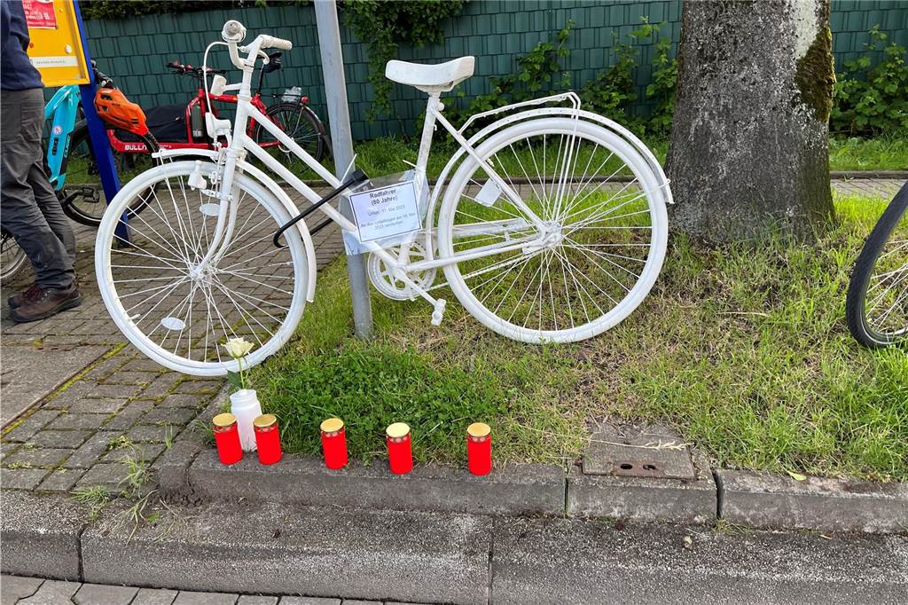 Gedenkfahrt für verstorbenen Radfahrer (80): Initiator Peter Fricke hofft, dass die Stadt Dortmund nun handelt Das Ghostbike an der Unfallstelle mit Grabkerzen.