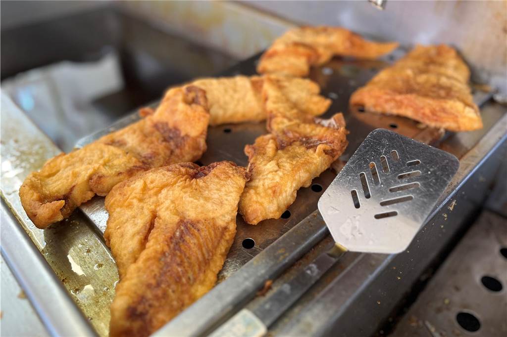 Backfisch liegen auf einer Fritteuse.