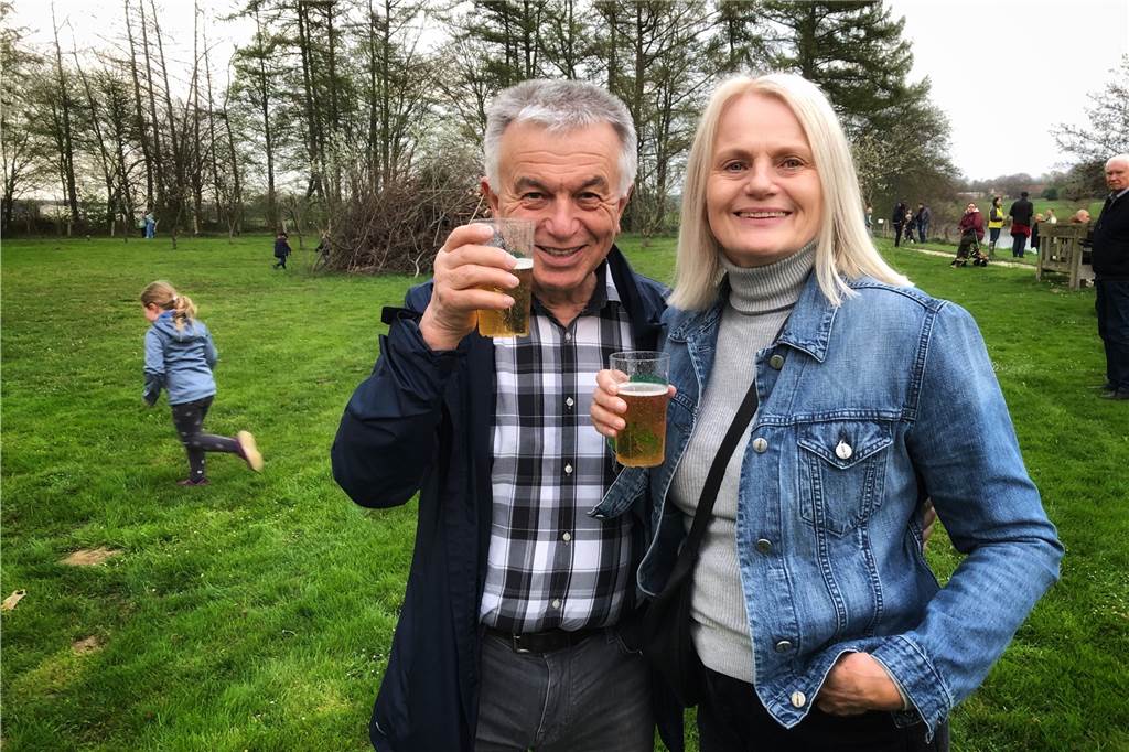 Um halb neun fiel der Ascheregen: „Es fühlt sich wieder richtig gut an“ Das Glas erheben auf das erste Osterfeuer seit zwei Jahren, auch wenn es zu diesem Zeitpunkt noch nicht brannte.